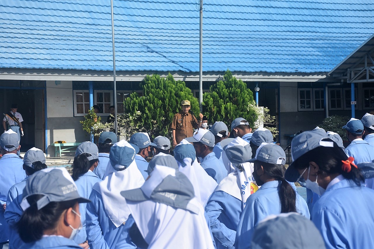 FOTO - Wakil Bupati Kapuas HM Nafiah Ibnor selaku Ketua Badan Narkotika Kabupaten (BNK) Kapuas saat mensosialisasikan bahaya Narkoba di SMAN 1 Kuala Kapuas, Senin (24/10/2022).
