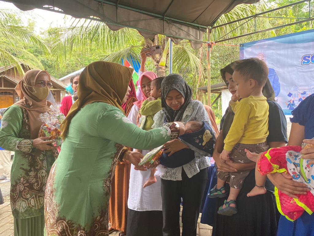 Gabungan Organisasi Wanita (GOW) Kabupaten Balangan menggelar Promosi dan Komunikasi, Informasi dan Edukasi (KIE) Program Percepatan Penurunan Stunting dengan tema Mempersiapkan Generasi Emas, bertempat di Halaman Kantor Desa Juuh Tebing Tinggi, Rabu(19/10).