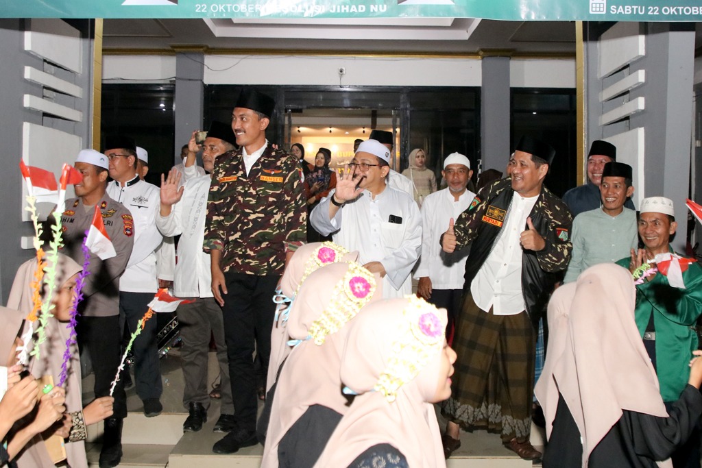 Bupati Banjar H Saidi Mansyur didampingi wakilnya Habib Idrus Al Habsyie melepas peserta kirab santri, dihalaman kantornya, Sabtu (22/10/2022) malam.