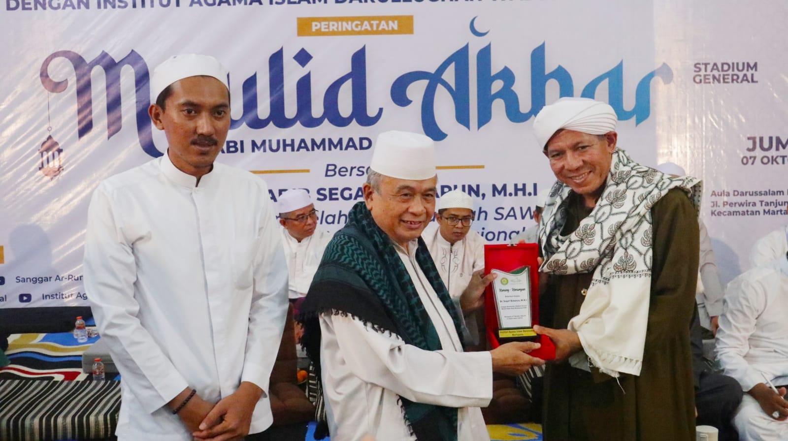 penandatanganan MoU antara Rektor IAI Darussalam Martapura dengan Rektor IAI Darullughah Wadda' wah Bangil disaksikan Bupati Banjar.