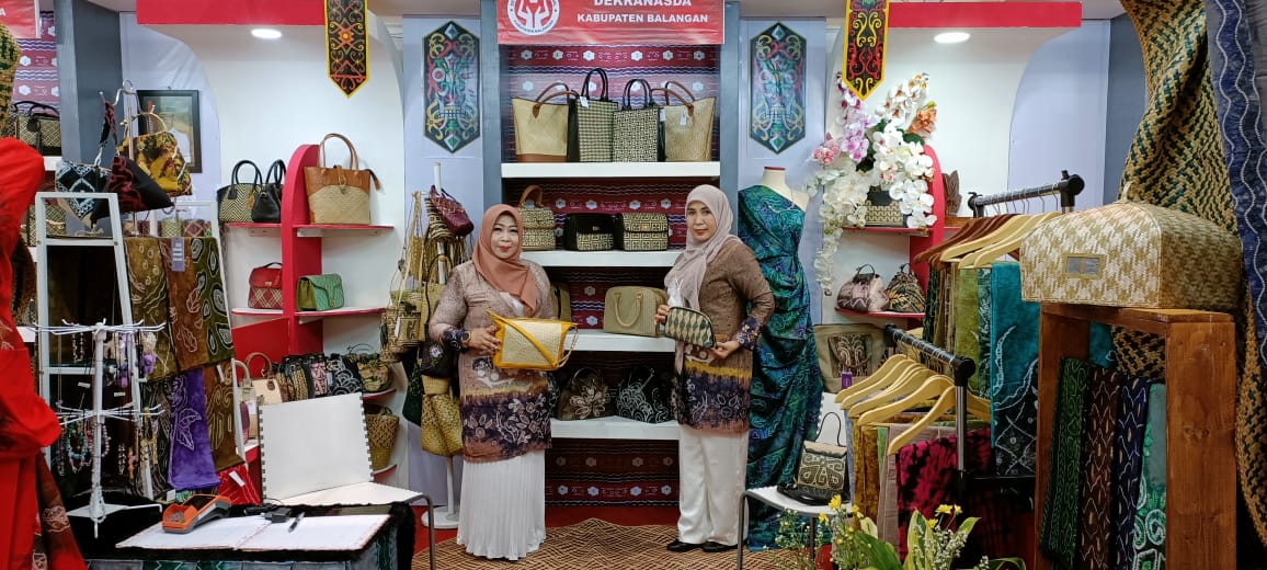 Wakil Ketua Dewan Kerajinan Nasional Daerah (Dekranasda) Balangan, Hj Megawati Ulpha pamerkan produk UMKM di Pameran Produk kerajinan Nusantara “Kriya Nusa 2022”.
