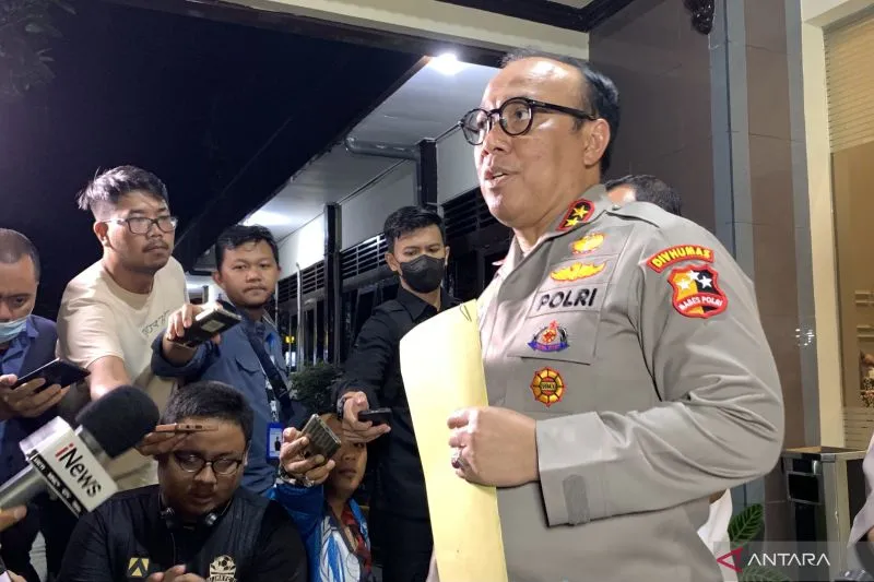 Kadiv Humas Polri Irjen Dedi Prasetyo pada saat memberikan keterangan kepada media di Polres Malang, Jawa Timur, Senin (3/10/2022). (ANTARA/Vicki Febrianto)