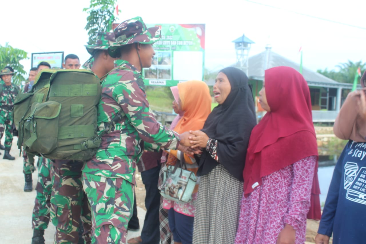Tangis Haru Warga Transmigrasi Lajar Papuyuan Saat Melepas Anggota Satgas TMMD Ke-115.
