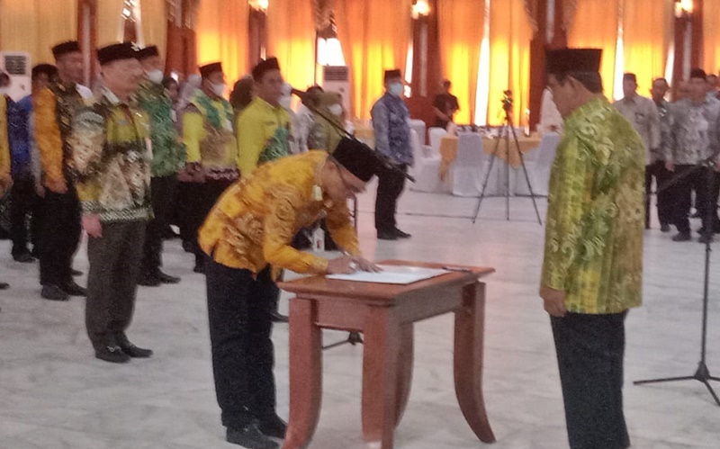 Gubernur Kalimantan Selatan (Kalsel) H Sahbirin Noor saat melantik pejabat di lingkungan Pemprov Kalsel.