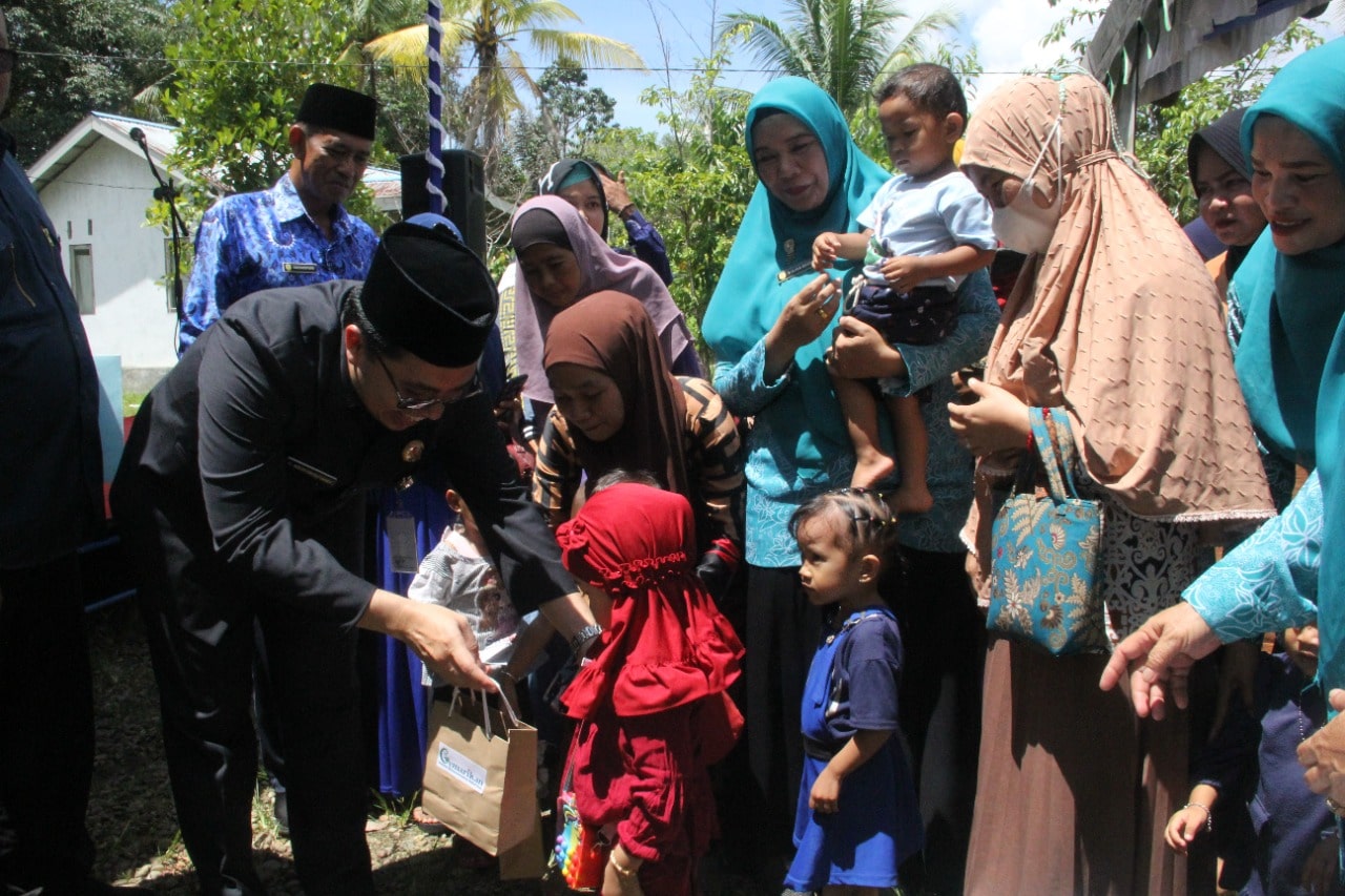 Bupati HST H Aulia Oktafiandi saat memberikan bingkisan kepada anak-anak dalam sosialisasi Gemarikam di Kabupaten HST.