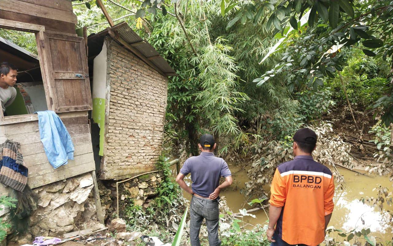 BPBD Balangan melakukan pengecekan rumah Amblas. (Rindu)