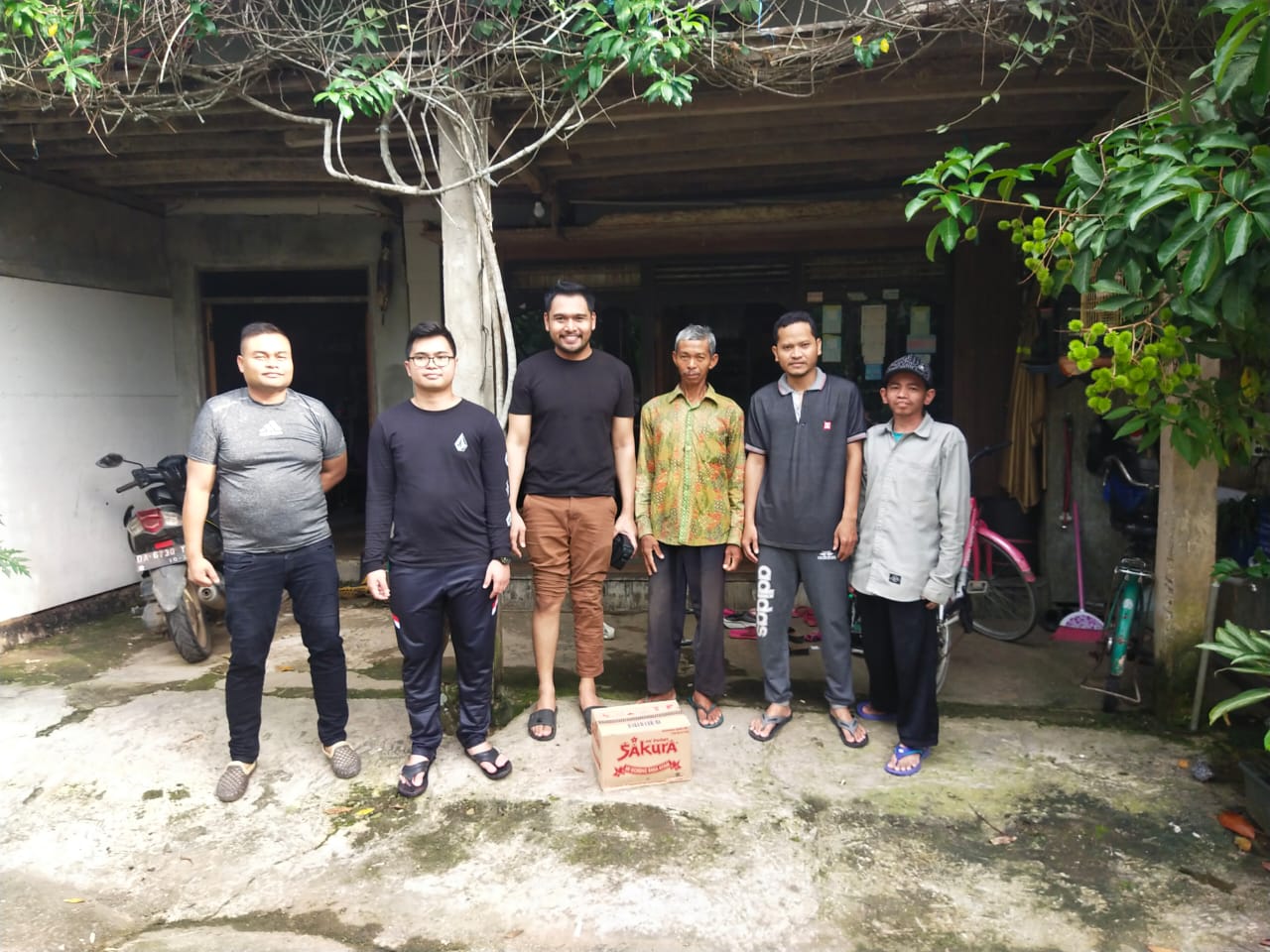 Ketika ketua ketua KNPI menyerahkan bantuan kepada warga. (Rins)