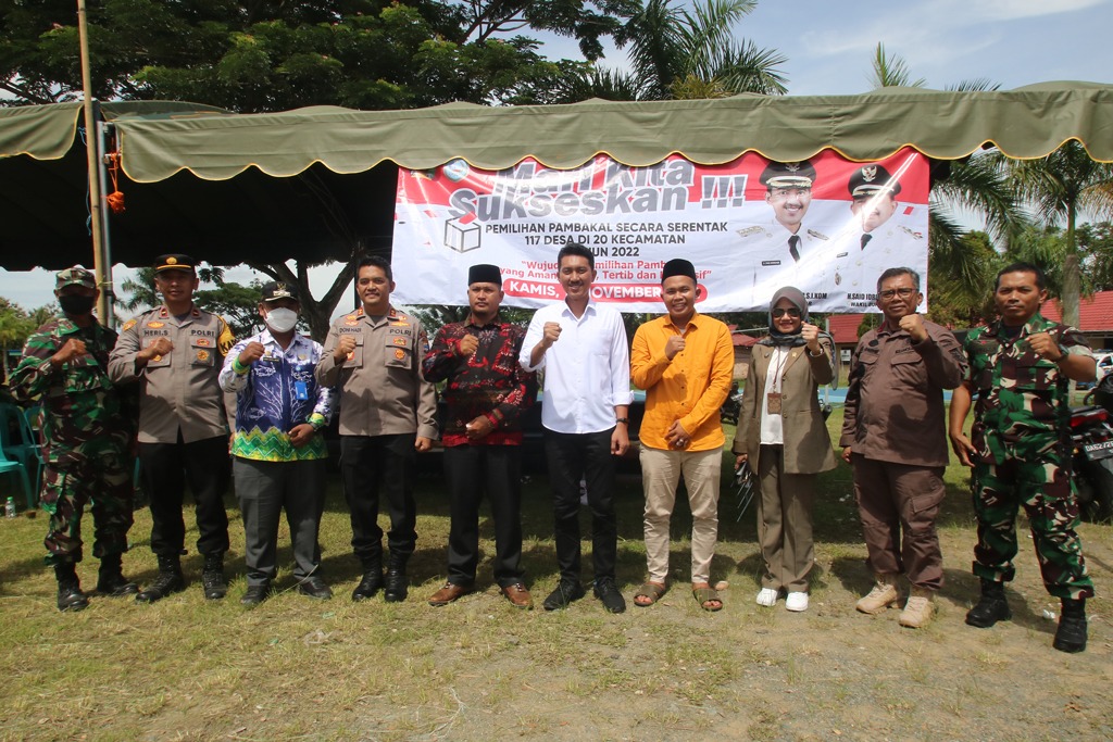 Bupati Banjar H Saidi Mansyur didampingi Forkopimda Banjar meninjau langsung pelaksanaan Pemilihan Kepala Desa (Pilkades) di desa Madurejo Kecamatan Sambung Makmur, Kamis (17/11/2022) pagi.