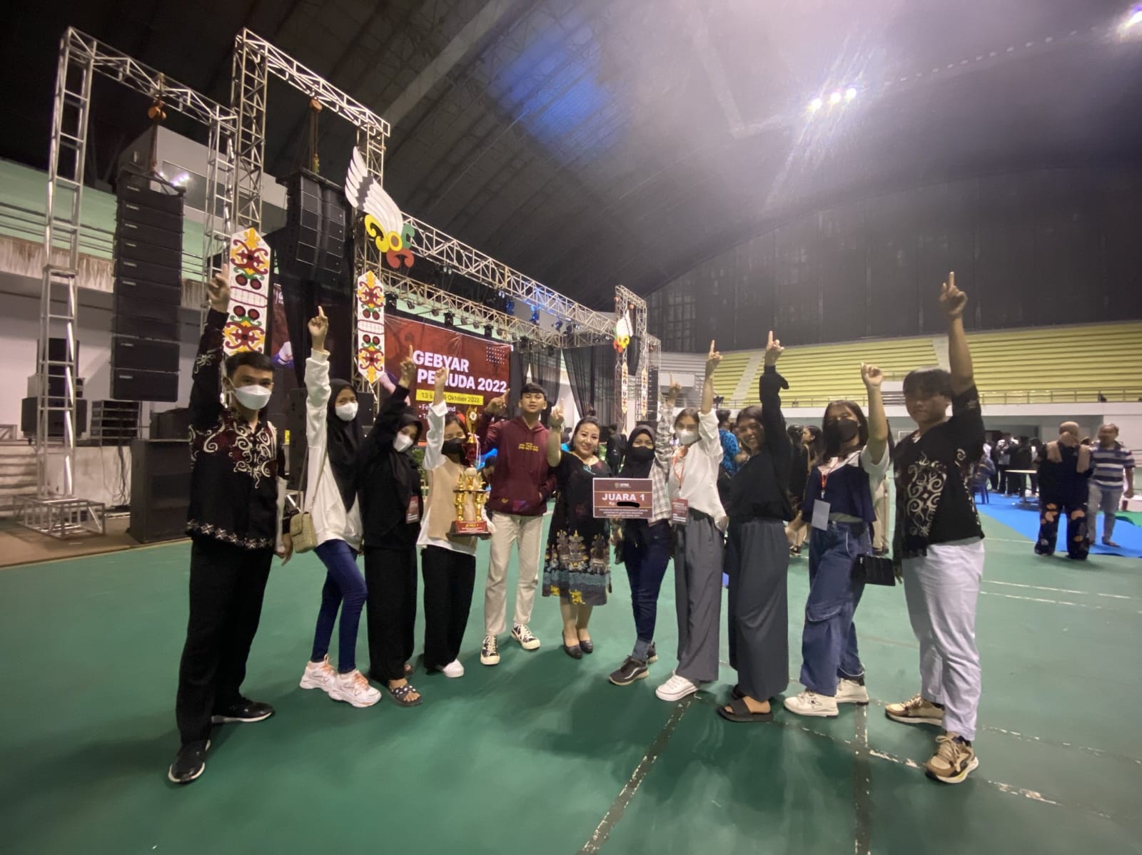 Tim Sanggar IAAS usai menerima Piala Penghargaan sebagai Juara 1 pada Lomba Tari Kreasi Daerah Kalteng Tingkat Pelajar, kegiatan Gebyar Pemuda 2022 Se - Kalteng di Gedung Indoor Tuah Pahoe, Kota Palangka Raya.