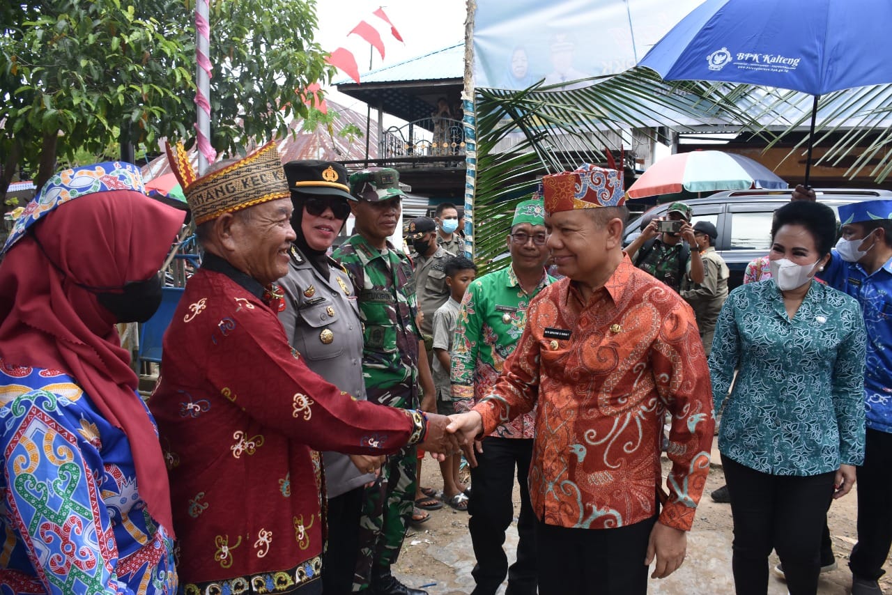 Bupati Kapuas Ben Brahim S Bahat saat menyapa warganya