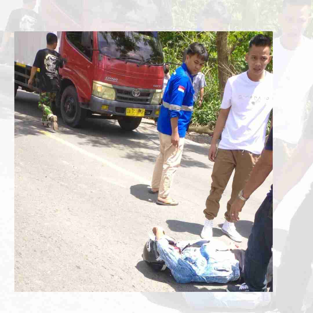 pengendara sepeda motor Supra tewas saat terlibat benturan dengan Mobil, di Jalan A Yani, Desa. Nusa Indah RT.01 RW.02, Kecamatan Bati-bati Kabupaten Tanah Laut, Kalsel, Rabu, (09/11/2022) sekitar jam 12.15 Wita.