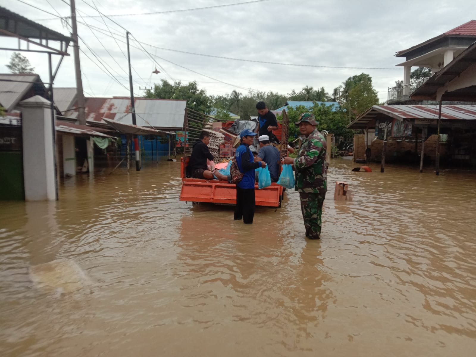 tim SAR gabungan bersama anggota TNI/Polri membantu masyarakat yang terdampak banjir dengan mengevakuasi barang-barang berharga milik warga ke tempat yang lebih aman.