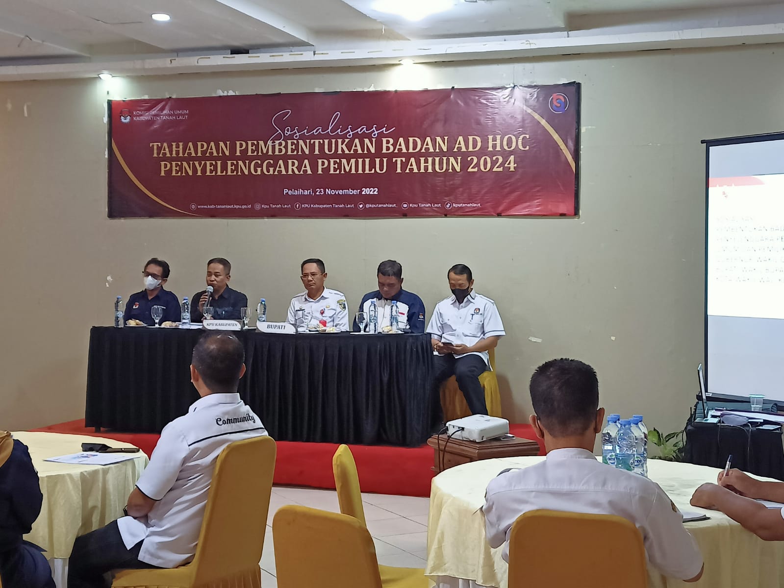 Sosialisasi Pembentukan Badan Ad Hoc Pemilu. Bertempat di Sinar Hotel Jalan KH Mansyur, Pelaihari, Rabu ( 23/11).