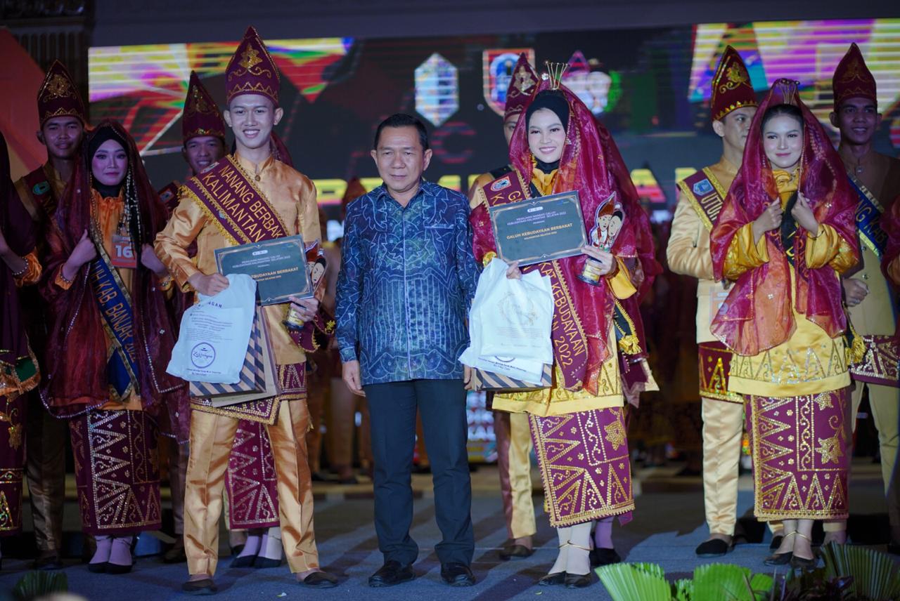 Nanang Amin dan Galuh Sarah saat di Grand Final Pemilihan Nanang Galuh Kebudayaan Kalimantan Selatan Rabu 23 November 2022 malam di Ballroom Grand Dafam Q Hotel Banjarbaru