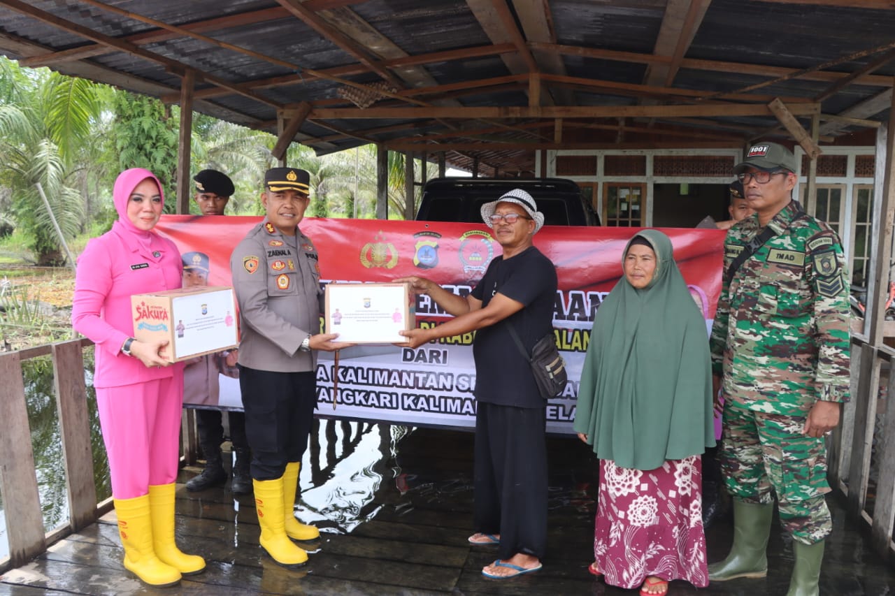Kapolres Balangan AKBP Zainal Arifin menyerahkan bantuan sembako dari Kapolda Kalsel pada perwakilan masyarakat Desa Papuyuan Kecamatan Lampihong