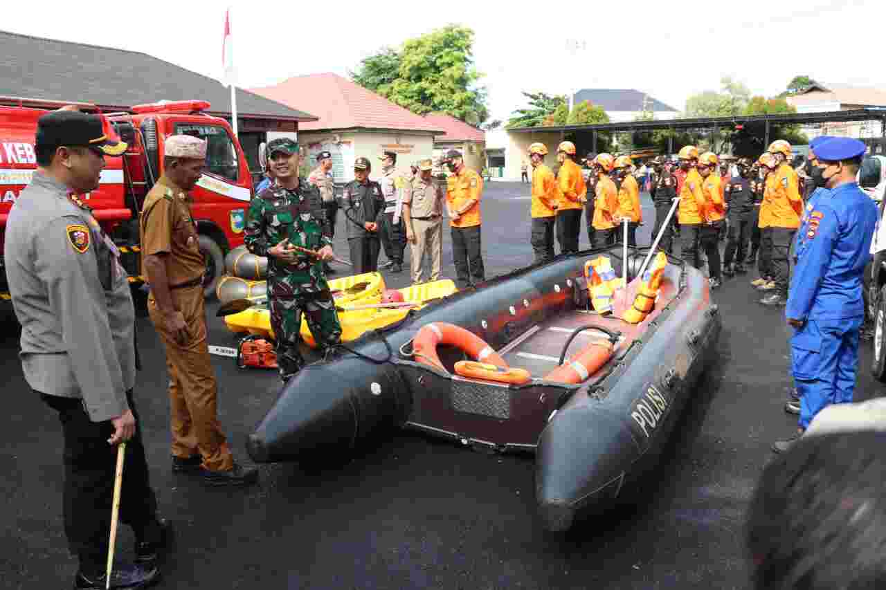 Bupati Sukamta bersama Kapolres Tanah Laut AKBP Rofikoh Yunianto , Dandim 1009/Tla Letkol Inf. Indar Irawan mengecek perahu karet