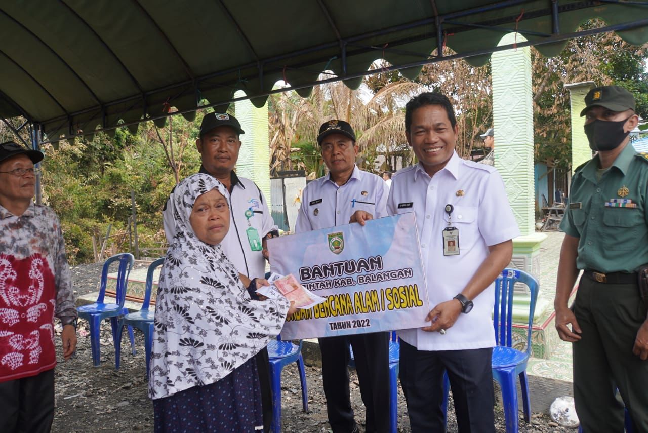 Bupati Balangan, H Abdul Hadi saat menyerahkan bantuan kepada korban kebakaran di Balangan. (Istimewa)