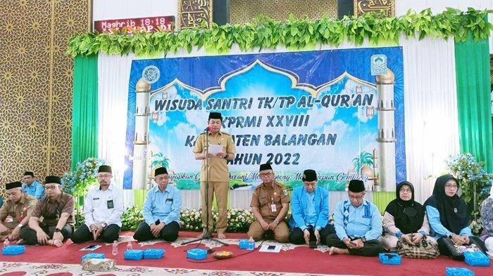 Bupati Balangan membacakan sambutan dalam acara Wisuda Santri Serentak. (Istimewa / Humas)