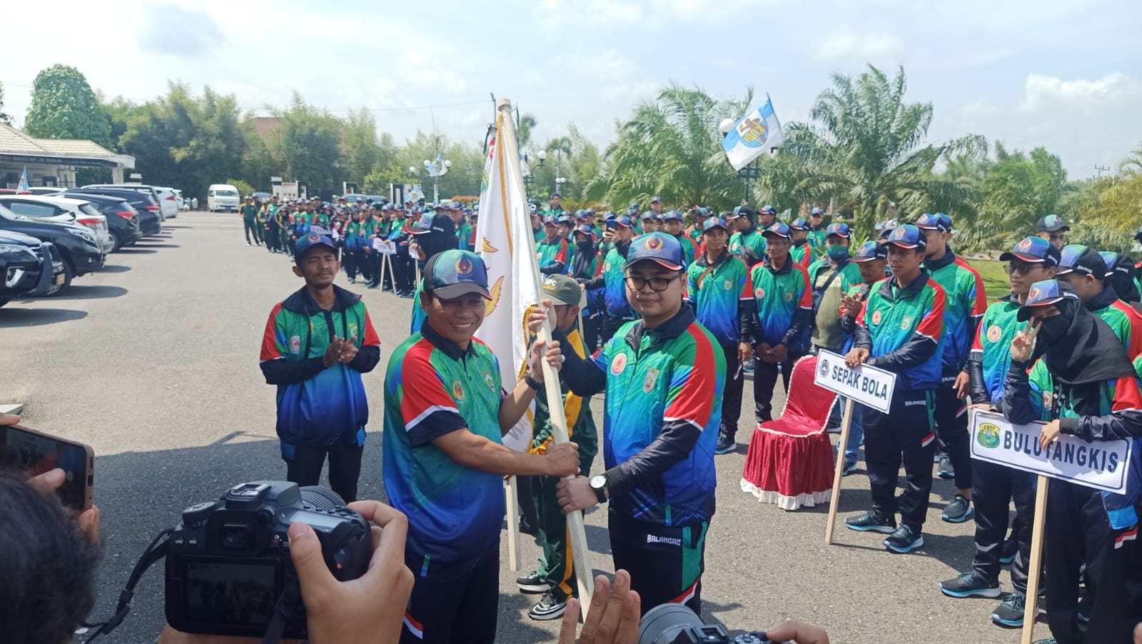 Ketua KONI Balangan Syamsudinoor pada prosesi pelepasan atlet Balangan di Halaman Kantor Bupati Balangan, Selasa (1/10).