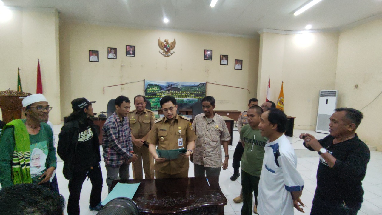 Penandatanganan surat pernyataan oleh Bupati dan Forkopimda HST bersama organisasi kepemudaan dan berbagai lapisan masyarakat untuk membebaskan HST dari segala jenis pertambangan, ilegal logging, serta perkebunan kelapa sawit.
