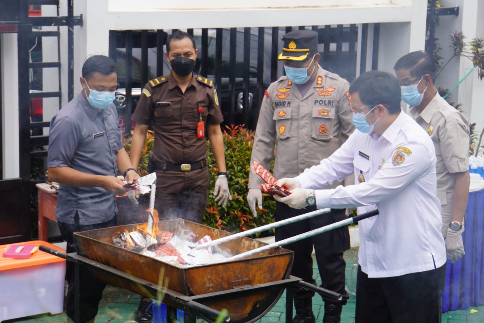 Proses pemusnahan barang rampasan berupa obat-obatan terlarang dengan cara dibakar oleh jajaran Bupati dan Forkopimda HST.