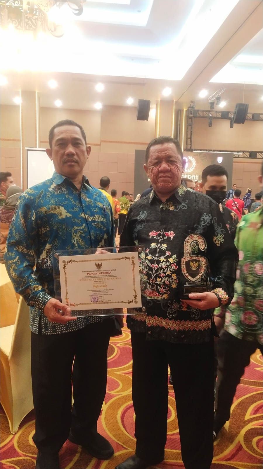 Asisten Perekonomian dan Pembangunan Sekretariat Daerah Kabupaten Kapuas Salman, didampingi Kadis Kominfo Kapuas Dr H Junaidi, M.AP, M.Kes saat menerima Penganugerahan Keterbukaan Informasi Badan Publik kategori PPID Utama Kabupaten/Kota dengan predikat informatif dari Komisi Informasi Provinsi Kalimantan Tengah, Kamis (24/11/2022)