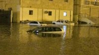 Sejumlah mobil terjebak banjir. (Istimewa)