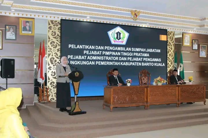 Bupati Noormiliyani saat memberikan sambutan setelah melantik 45 pejabat pemkab batola