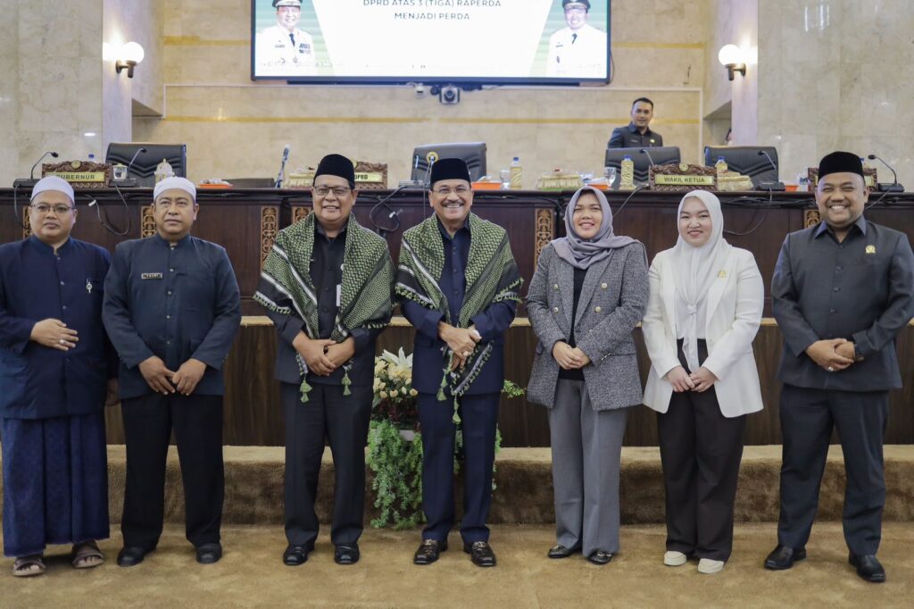 Ketua DPRD Kalsel, Dr. (HC). H. Supian HK, S.H., M.H. dan Gubernur Kasel, H. Sahbirin Noor dan Para Ulama ( Foto Hms)