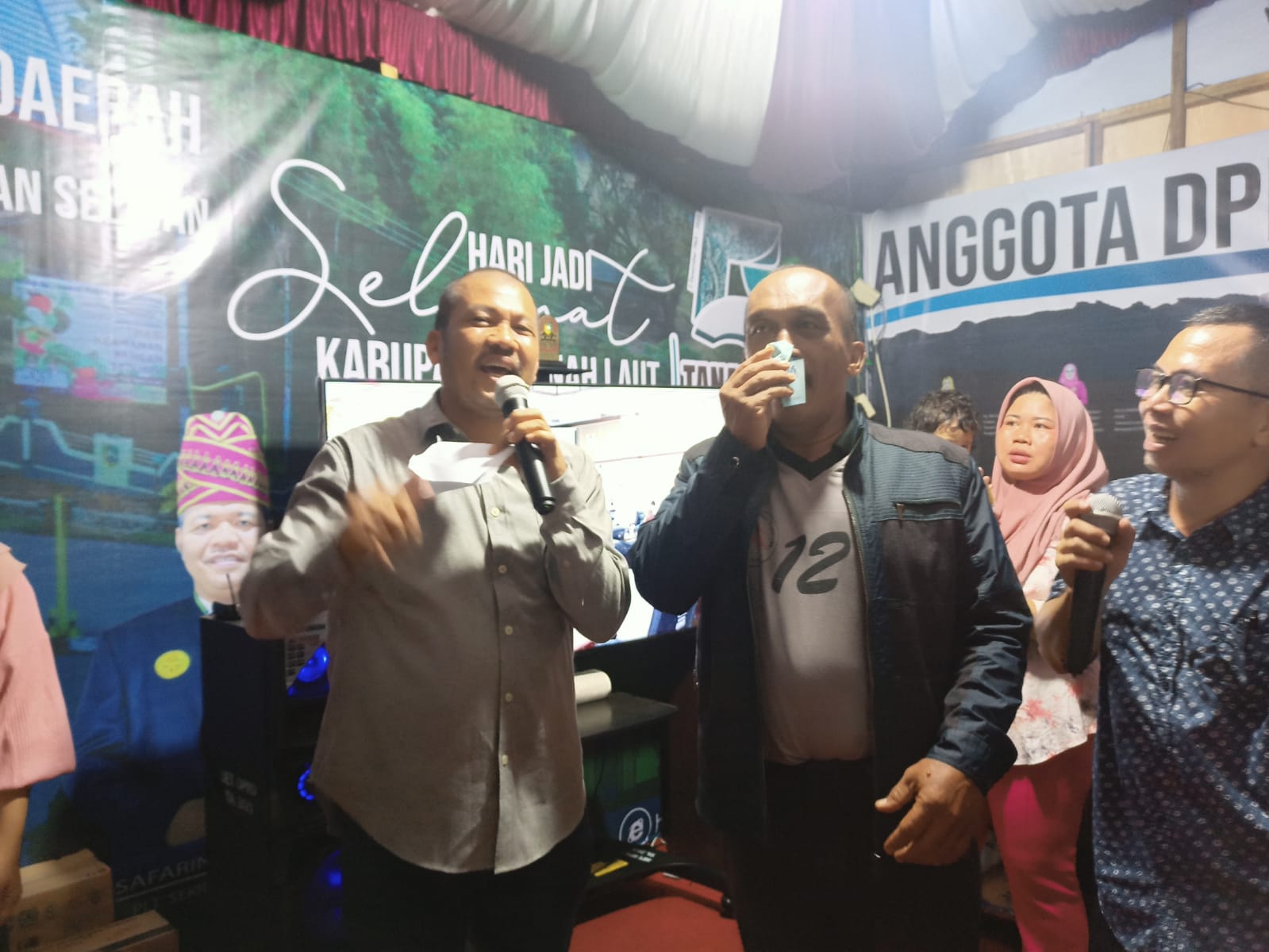 Wakil Ketua II DPRD Tala H Rahimullah, bersama pengunjung stand yang benar menjawab kuis berhadiah di stand Tala Expo 2022.