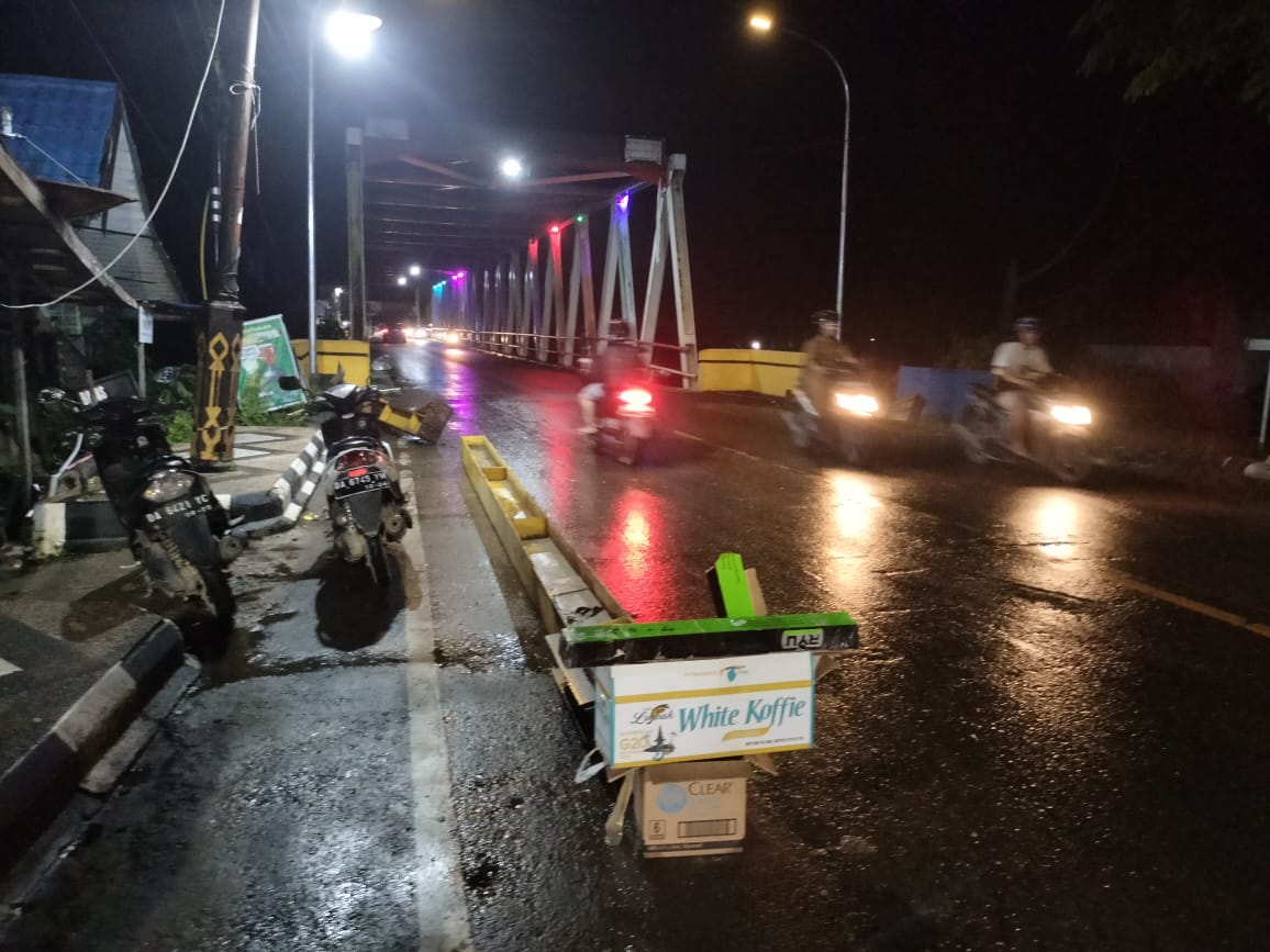 Portal Jembatan Paringin Rusak Ditabrak Truk. (RIN)