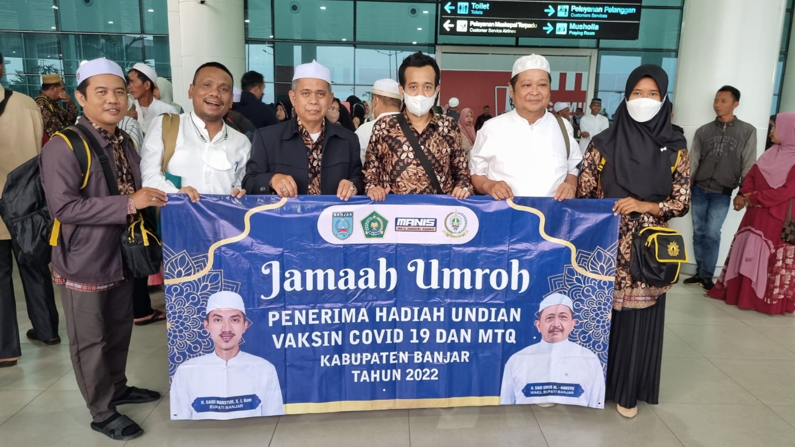 Bupati Saidi saat melepas keberangkatan Jamaah Umrah Pemenang Undian Vaksinasi Covid-19.