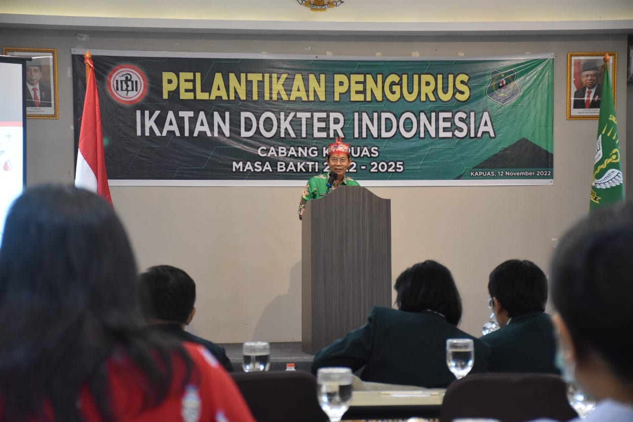 Wakil Bupati Kapuas Drs HM Nafiah Ibnor menghadiri Pelantikan Pengurus Ikatan Dokter Indonesia (IDI) Cabang Kuala Kapuas masa bakti 2022-2025 yang berlangsung di Ballrom Hotel Fovere Kapuas, Sabtu (12/11/2022).