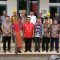 Wakil Bupati Tanah Laut Abdi Rahman yang memakai baju putih photo bersama dengan Forum Pembauran Kebangsaan (FPK) Tala.