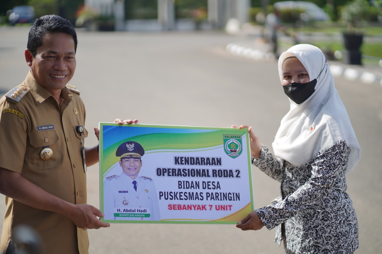 Bupati saat menyerahkan secara simbolis kendaraan bermotor roda dua kepada perwakilan bidan desa, (19/12). Rins