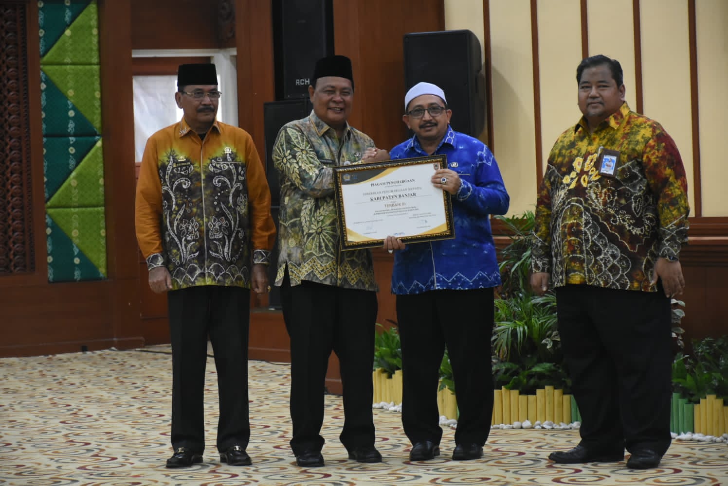 Gubernur Kalimantan Selatan H Sahbirin Noor saat menyerahkan DIPA dan Buku Alokasi Transfer ke Daerah (TKD) TA 2023 yang diterima langsung oleh Wakil Bupati Banjar, Habib Idrus Al Habsyie.