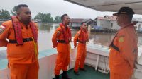Tim Basarnas Banjarmasin saat melakukan upaya pencarian kepada seorang penumpang KM Niki Sejahtera yang diduga melompat ke Perairan Tabuneo dan dinyatakan hilang.