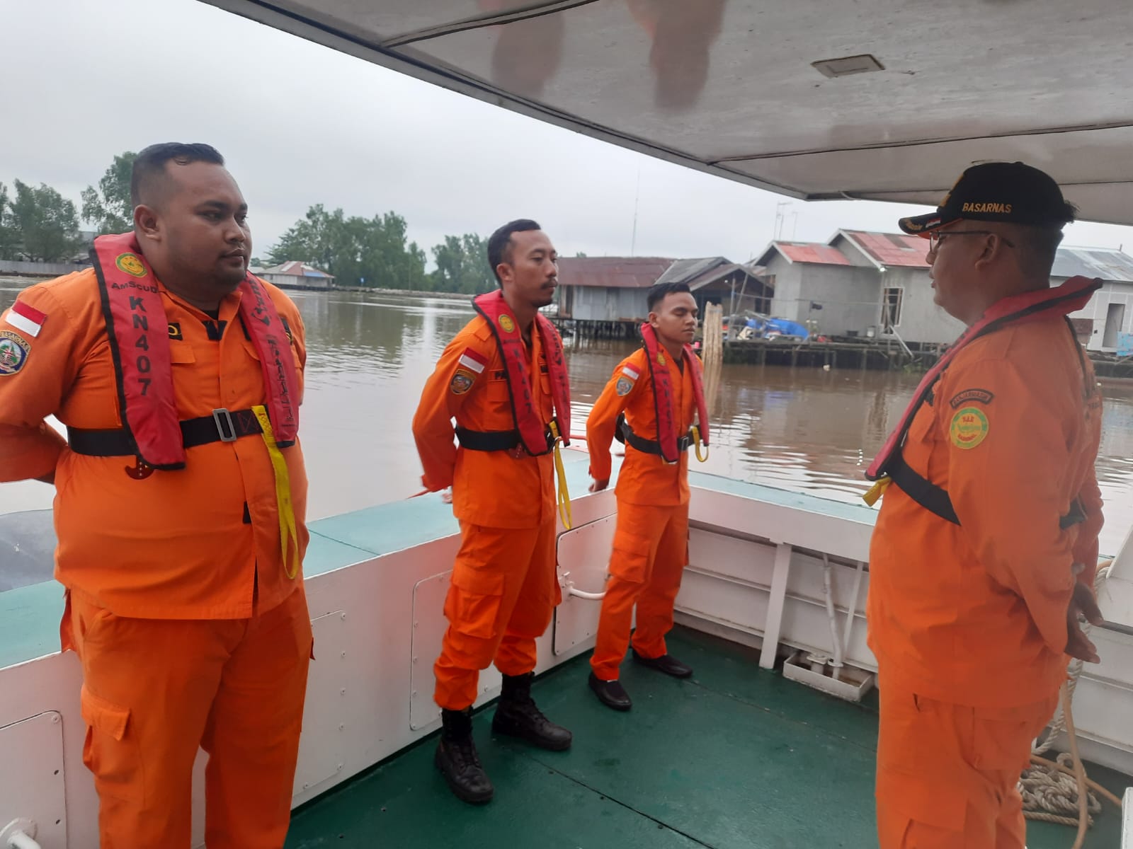 Tim Basarnas Banjarmasin saat melakukan upaya pencarian kepada seorang penumpang KM Niki Sejahtera yang diduga melompat ke Perairan Tabuneo dan dinyatakan hilang.