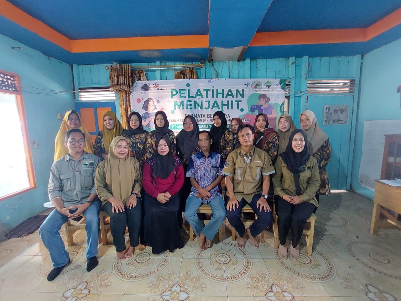 Tim HPMT Arutmin Asamasam foto bersama disela bimbingan pelatihan menjahit{Foto HMPT for LK)