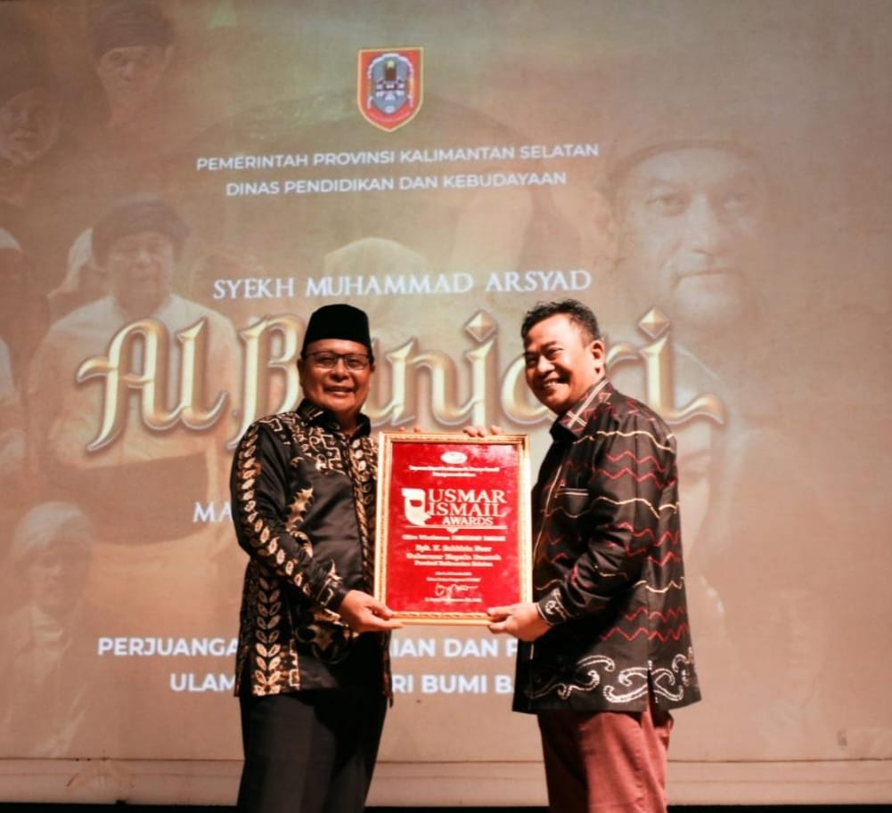 Gubernur Kalsel menerima Penghargaan Usmar Imail Award (foto Humpro Kalsel for LK)