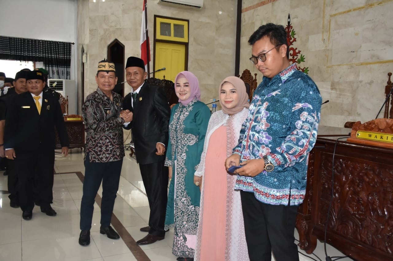 Bupati Kapuas Ben Brahim S Bahat saat memberikan ucapan selamat kepada H. Pahmi, S.sos sebagai pengganti antar waktu anggota DPRD Kapuas sisa masa jabatan 2019-2024, di ruang rapat paripurna DPRD Kapuas ( Foto HMS)