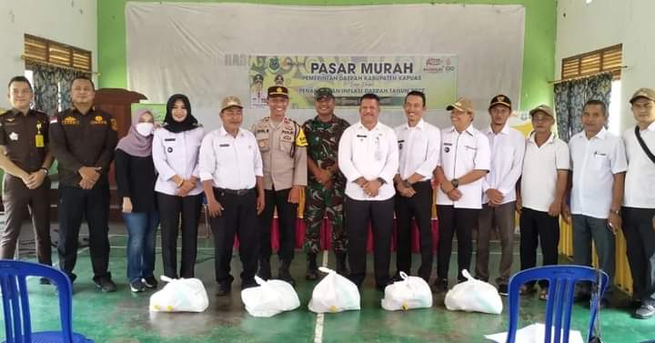 Camat Basarang Mujiono didampingi unsur forkompimda dan staf jajaran dari Disperindagkop Kapuas berfoto bersama usai pembukaan kegiatan pasar murah beberapa waktu yang lalu di Kecamatan Basarang. ( Foto HMS)