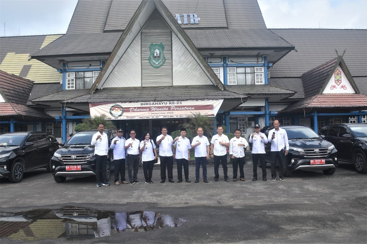 Bupati Kapuas Ben Brahim S Bahat didampingi Wakil Bupati Kapuas Drs H M Nafiah Ibnor dan Sekretaris Daerah Kabupaten Kapuas Septedy menyerahkan secara simbolis kendaraan dinas roda 4 kepada sejumlah Camat di Kabupaten Kapuas bertempat di Halaman Kantor Bupati Kapuas, Rabu (7/12/2022).