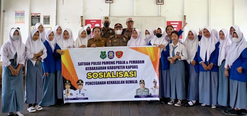 Sat Pol PP dan Damkar Kapuas lakukan sosialisasi pencegahan kenakalan remaja dilingkungan sekolah yang berlangsung di SMKN 2 Kuala Kapuas, Senin (12/12/2022).