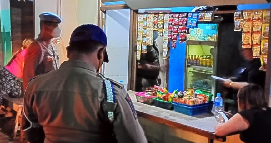 Anggota  Sat Pol PP dan Damkar Kapuas, Polres Kapuas dan Sub Denpom Kapuas mengadakan razia gabungan. Rabu (14/12/2022) malam tadi ( Foto Hms)