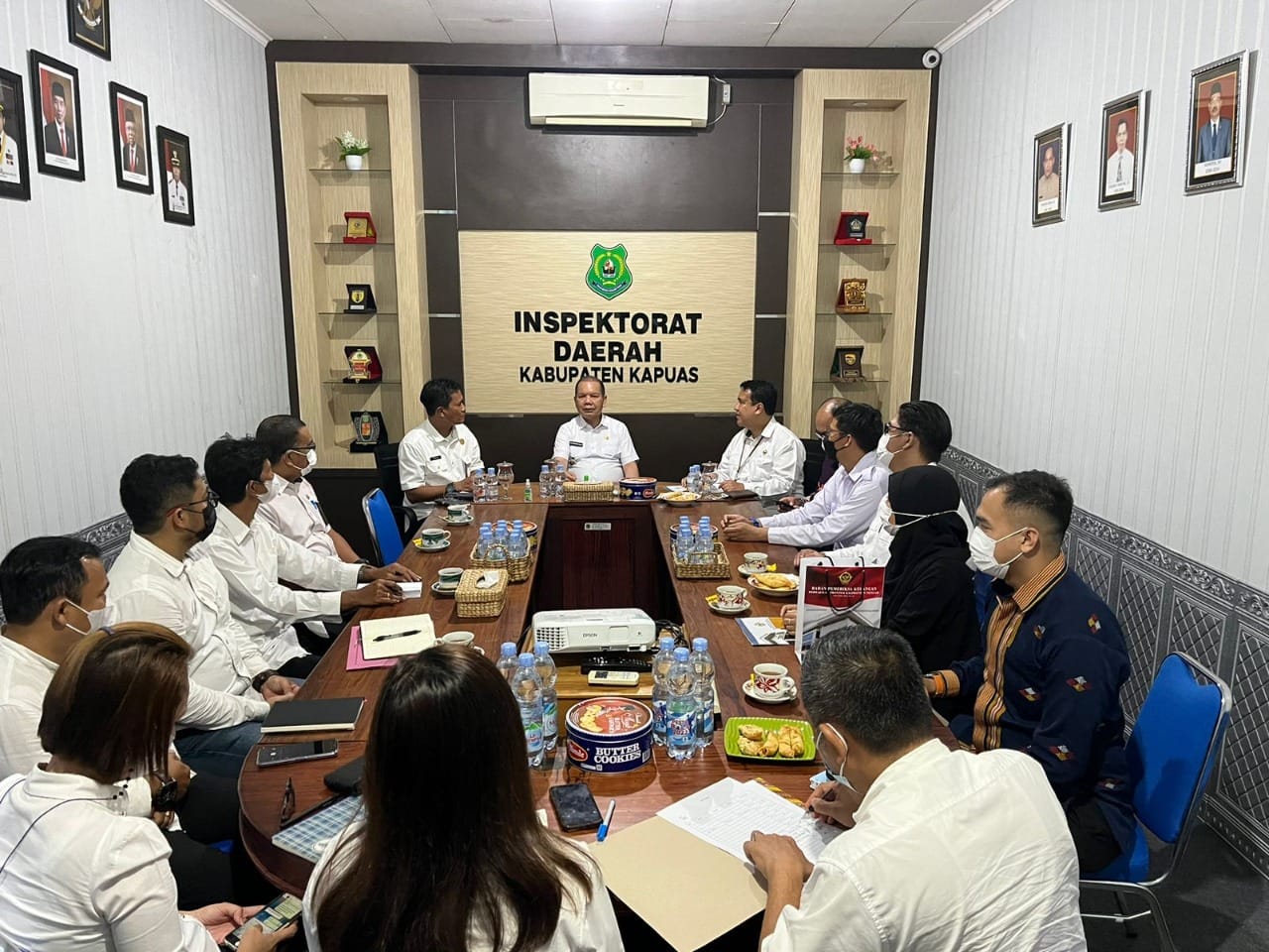 Bupati Kapuas Ir. Ben Brahim S Bahat, MM, MT didampingi Inspektur Kapuas Heri Wibowo saat menyapa tamu dari BPK RI perwakilan Provinsi Kalimantan Tengah, bertempat di Aula Kantor Inspektorat Kapuas ( Foto HMS)