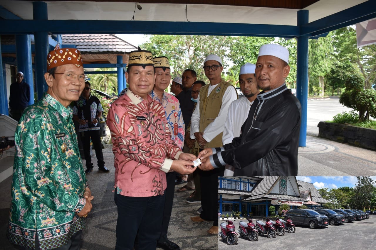 FOTO – Bupati Kapuas Ben Brahim S Bahat saat menyerahkan secara simbolis kunci mobil operasional kepada sejumlah pengurus organisasi, lembaga dan kelompok keagamaan di Kabupaten Kapuas, di halaman Kantor Bupati Kapuas. ( Foto Hms)