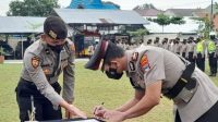 AKP Endris A Dinindra saat menandatangani Sertijab di Polres Banjarbaru ( Foto Humas Polrs BJB )