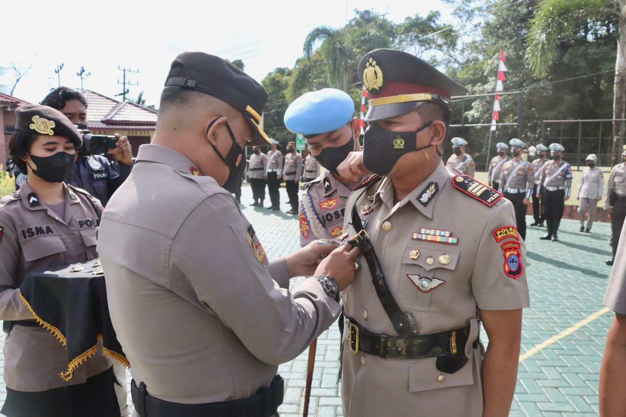 Kapolres Balangan AKBP Zaenal Arifin melaksanakan prosesi Sertijab Kasat dan Kapolsek di halaman Mapolres Balangan ( Foto Rins )