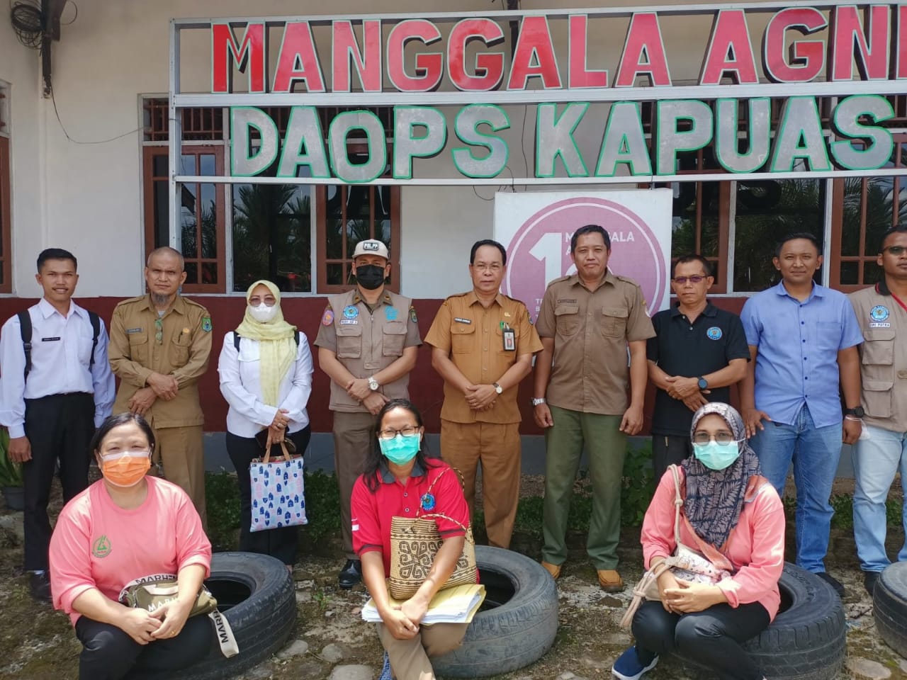 Asisten I Setda Kabupaten Kapuas yang juga Ketua Harian BNK Kapuas Drs. Ilham Anwar bersama jajaran BNK Kapuas dan Maggala Agni Daop Kalimantan II Kapuas, di halaman Kantor Manggala Agni Kapuas ( Fto hms)